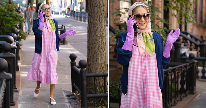 Carrie Bradshaw, New York sokaklarında, pembe pötikareli uzun elbisesi, üzerine giydiği koyu mavi hırkası, parlak mor uzun bulaşık eldivenleri, beyaz topuklu mary-jane ayakkabıları, desenli bir eşarpla bağlanmış başı ve büyük güneş gözlükleriyle telefonla konuşurken, And Just Like That dizisindeki ikonik ve şaşırtıcı kostümleriyle dikkat çekiyor.