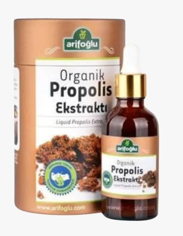 Beyaz bir arka planda, Arifoğlu markalı Organik Propolis Ekstraktı'nın bakır rengi silindirik kutusu ve damlalıklı koyu renkli şişesi, etiketlerinde ham propolis parçaları ve Türkiye Cumhuriyeti organik tarım sertifikasyon logosuyla birlikte sergilenerek, doğal antioksidan ve bağışıklık sistemi destekleyici propolisin faydalarını vurguluyor.