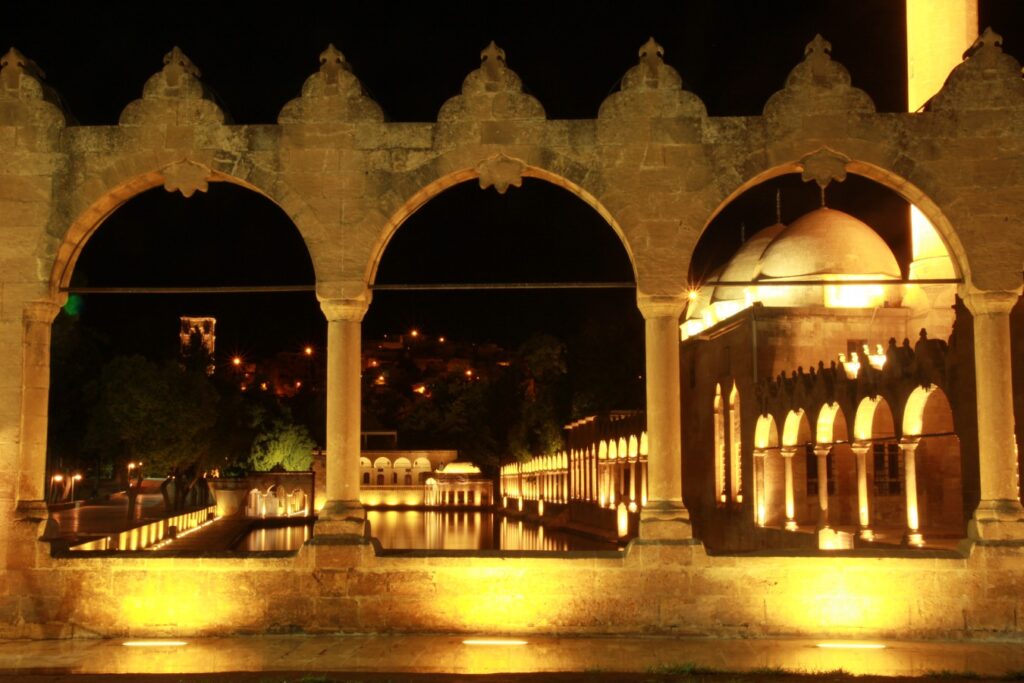 Ateşin Suya Döndüğü Yer: Balıklıgöl’ün Hikâyesi