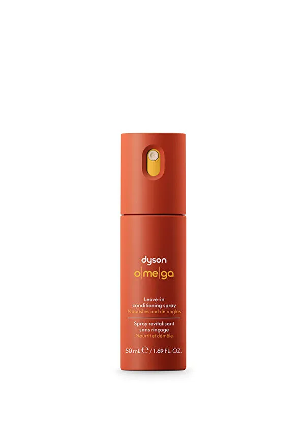 Beyaz arka planda duran, Dyson Omega markalı, sarı açma kapama düğmesi ve püskürtücü ucu olan, 50 ml’lik, durulanmayan saç bakım spreyinin mat toprak tonlarında, mini seyahat boyu şişesi, ürünün besleyici ve saç açıcı özelliklerini belirten yazılarla.