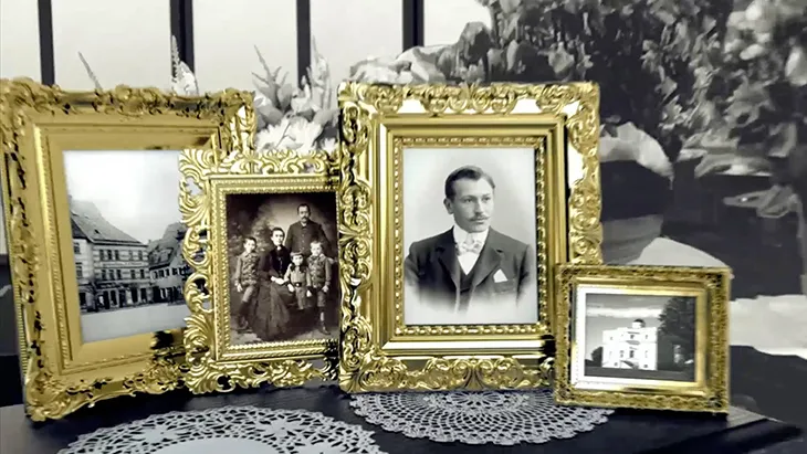 Rolex’in kurucusu Hans Wilsdorf ve ailesine ait eski fotoğrafların altın çerçeveler içinde sergilendiği nostaljik bir düzenleme.