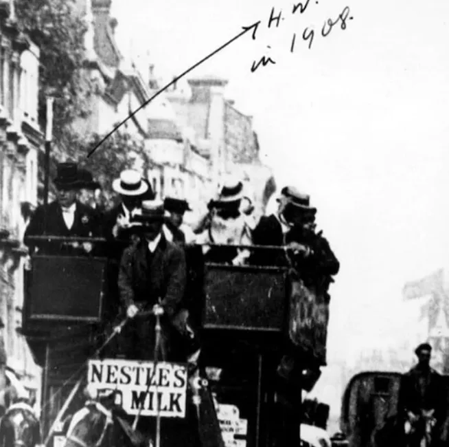 1908’de Londra’da bir faytonun üst kısmında yolculuk eden kalabalık; fotoğraf üzerinde Hans Wilsdorf’u işaret eden el yazısı not yer alıyor.
