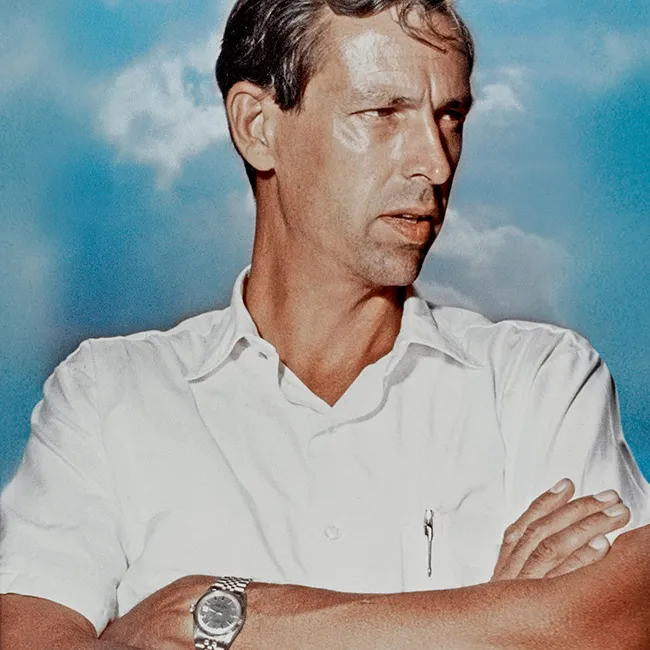 Rolex Deepsea deneyine katılan oşinograf Jacques Piccard; kolunda Rolex saatiyle, Mariana Çukuru’na yapılan tarihi dalış sonrası çekilmiş fotoğraf.