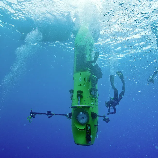 James Cameron’un Mariana Çukuru keşfinde kullandığı Deepsea Challenger batiskafı; Rolex Oyster Perpetual Deepsea modeliyle gerçekleştirilen tarihi dalıştan bir kare.