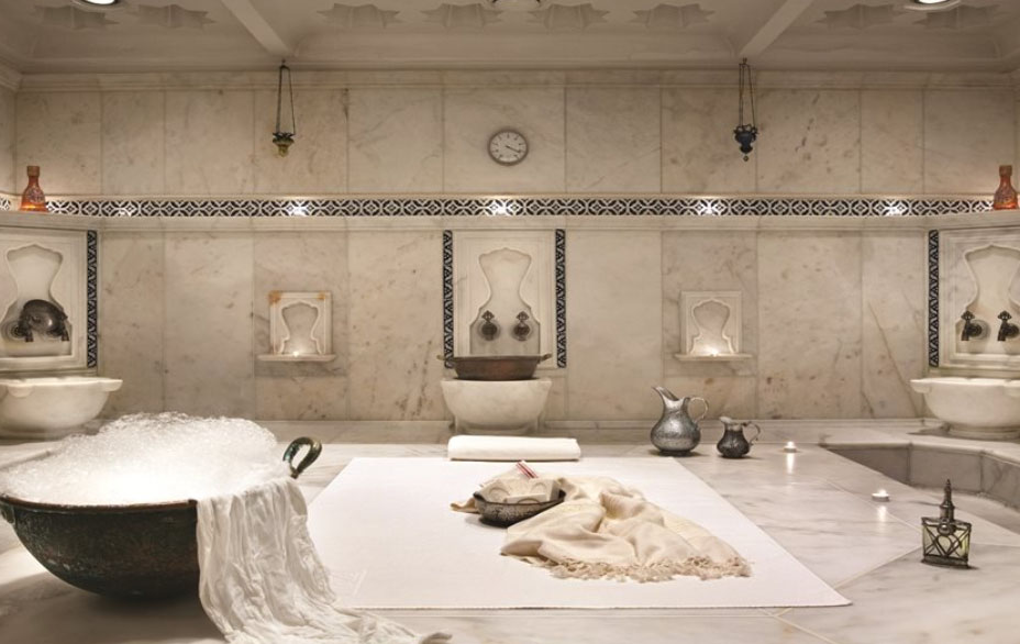 Çırağan Palace Kempinski içerisindeki Sanitas Spa menüsünde çeşit çeşit masajlar, kişiye özel jakuziler, süt banyoları, bakımlar, sauna, havuz, fizyoterapi uygulamaları gibi şımartan deneyimler sunuyor.