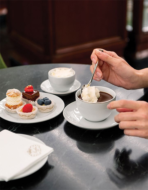 Milano’nun köklü pastacılık mirasını temsil eden Pasticceria Marchesi, Galleria Vittorio Emanuele II içindeki zarif konumuyla şehirde zamansız bir durak sunuyor.