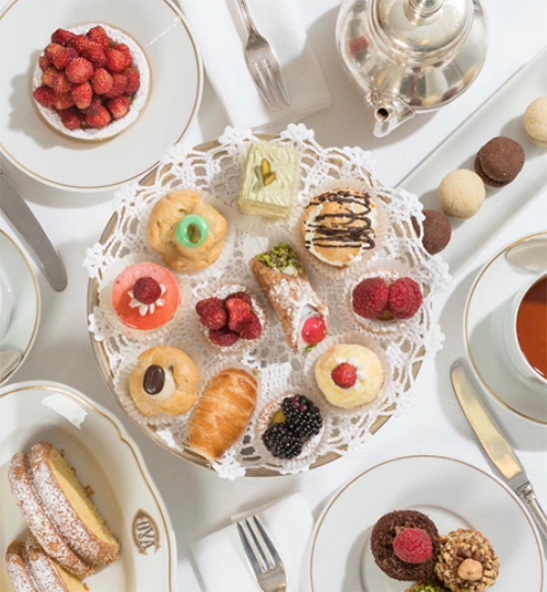 1817’ye uzanan köklü geçmişiyle Pasticceria Cova, Milano’da klasik İtalyan pastane kültürünü zamansız bir atmosferle yaşatan ikonik adreslerden biri.
