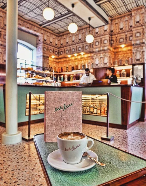 Fondazione Prada’nın girişinde konumlanan Bar Luce, Wes Anderson’un imzasını taşıyan sinematografik atmosferiyle Milano’da benzersiz bir kafe deneyimi sunuyor.