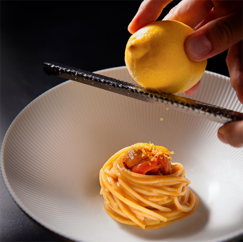 Bulgari’nin imza lüks anlayışını gastronomiyle buluşturan Bulgari Ristorante, Milano’da zarafet ve yüksek mutfak deneyimini bir araya getiren seçkin adreslerden biri.