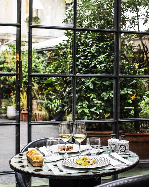 Milano’nun yaratıcı ruhunu temsil eden 10 Corso Como, moda, sanat ve gastronomiyi tek bir çatı altında buluşturan ikonik adreslerden biri.