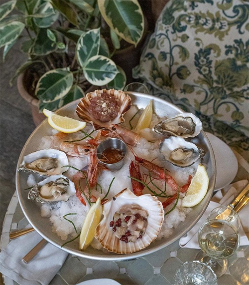 Sicilya’nın hafif ve tatil ruhunu Milano’ya taşıyan LùBar, moda tasarımcısı Luisa Beccaria’nın estetik dünyasını gastronomiyle buluşturan rafine bir adres.