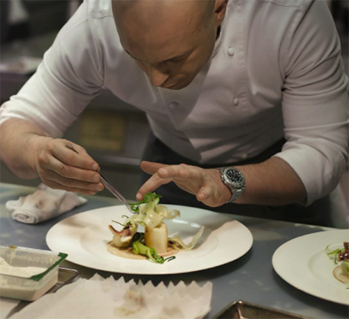 La Scala’nın hemen yanında konumlanan Trussardi Alla Scala, merkezi lokasyonu ve sofistike atmosferiyle Milano’da yüksek gastronomi deneyimi sunan seçkin adreslerden biri.