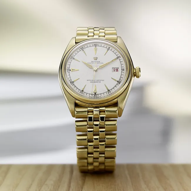 1945’te tanıtılan altın Rolex Datejust; otomatik mekanizması ve takvim göstergesiyle markanın yenilikçi ruhunu simgeleyen klasik model.