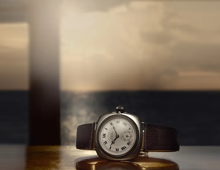 1926’da tanıtılan Rolex Oyster; kahverengi deri kayışı ve klasik kadranı ile dünyanın ilk toz ve su geçirmez kol saati olarak tarihe geçen model.