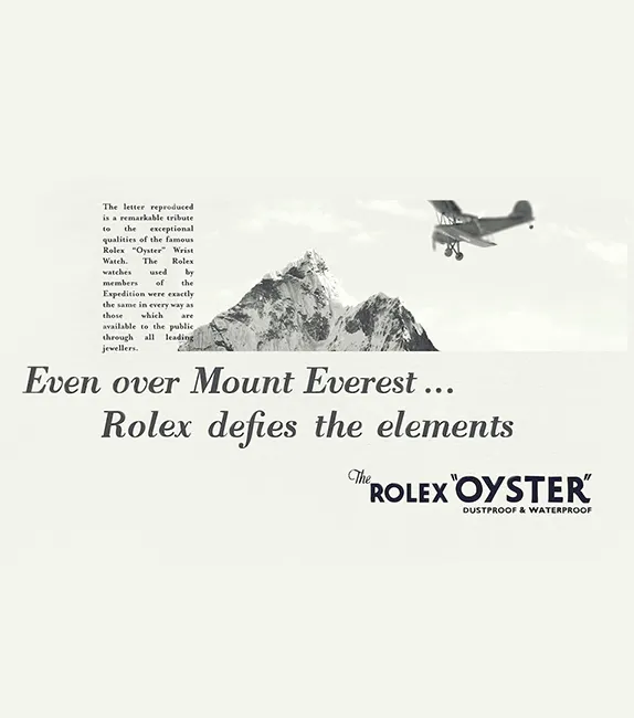 Rolex Oyster’in dayanıklılığını vurgulayan ‘Even over Mount Everest… Rolex defies the elements’ sloganlı tarihi reklam afişi; arka planda uçak ve Everest zirvesi yer alıyor.
