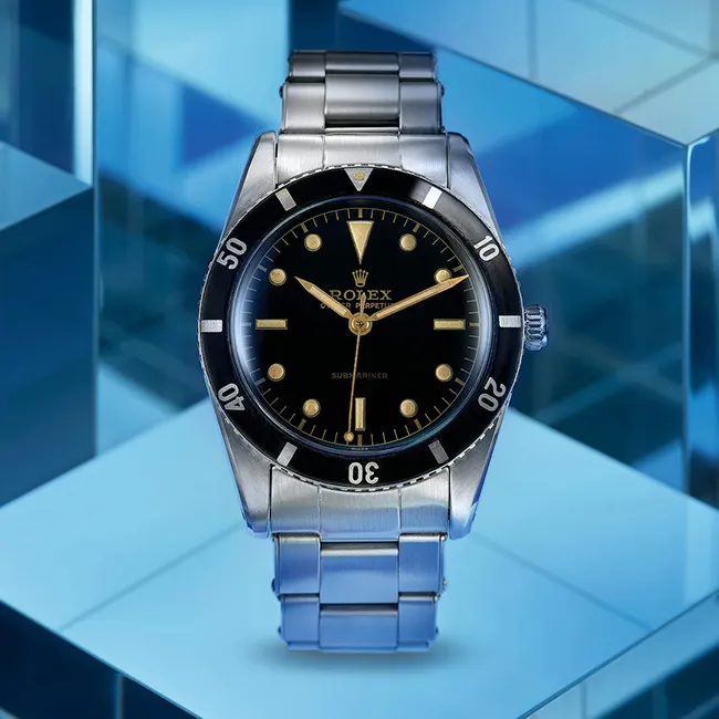 1953’te tanıtılan ilk Rolex Submariner; siyah kadranı ve döner bezeliyle profesyonel dalış saatlerinin öncüsü olan ikonik model.