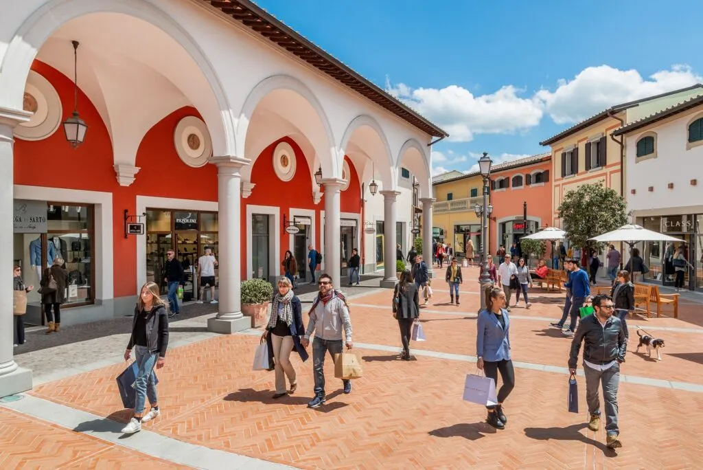 Floransa’ya yarım saat uzaklıktaki Barberino Designer Outlet’te alışveriş yapan ziyaretçiler ve renkli mağaza cepheleri