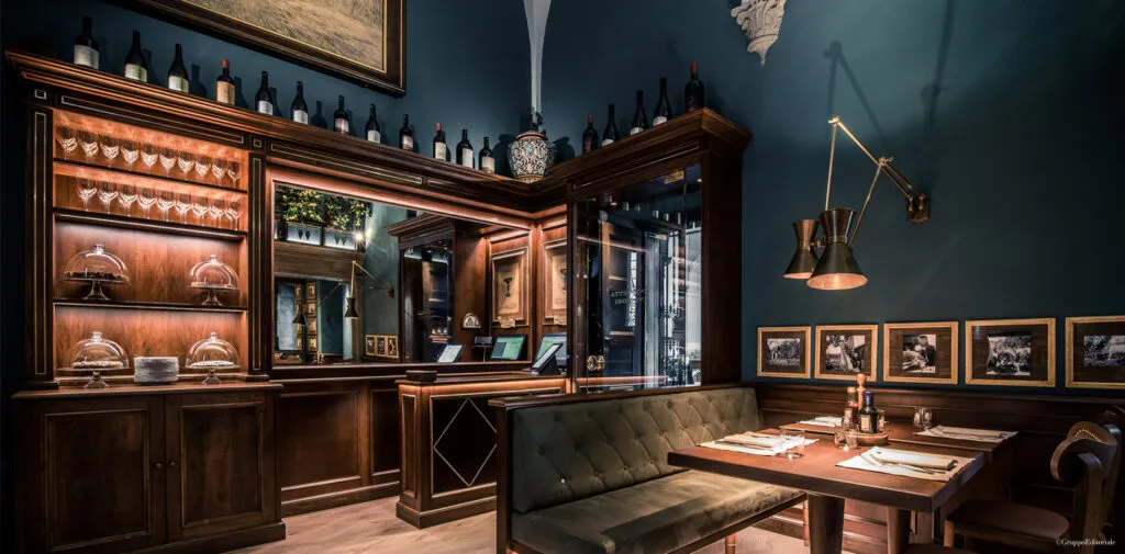 Floransa’da Palazzo Antinori’nin tarihi atmosferinde yer alan Cantinetta Antinori restoranının şık ve zarif iç mekânı