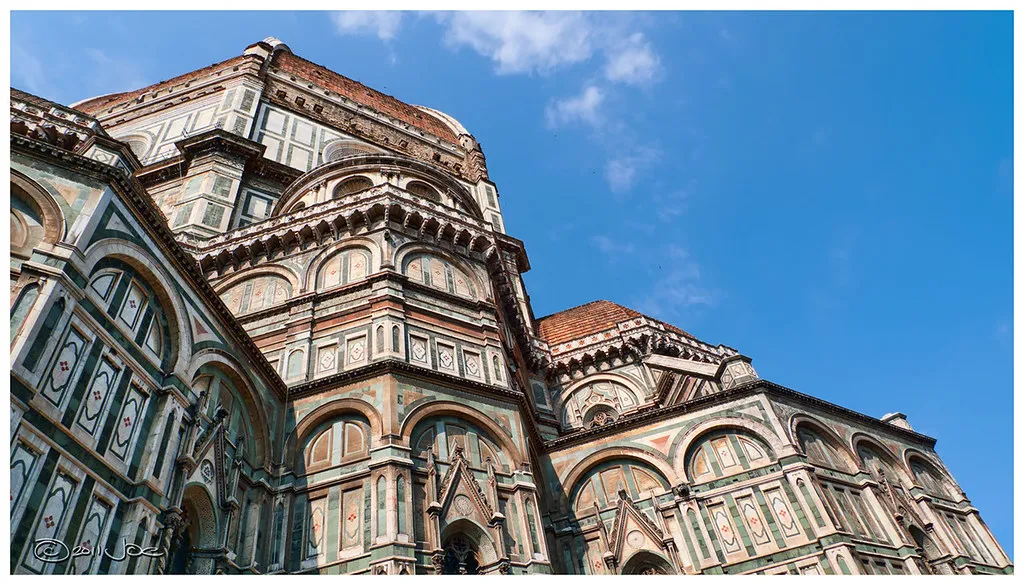Floransa’nın simgesi Duomo – Santa Maria del Fiore Katedrali’nin dış cephesinden detaylı mimari görünüm, mavi gökyüzü altında