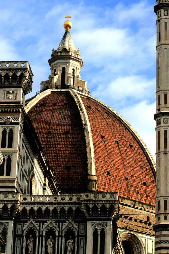 Floransa’nın simgesi Santa Maria del Fiore Katedrali’nin ünlü kırmızı tuğlalı kubbesi ve mimari detayları