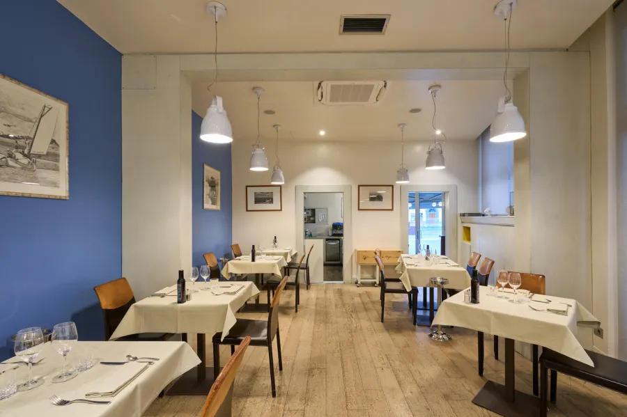Floransa’da taze deniz ürünleriyle ünlü L’Angolo del Mare restoranının sade ve modern iç mekânı