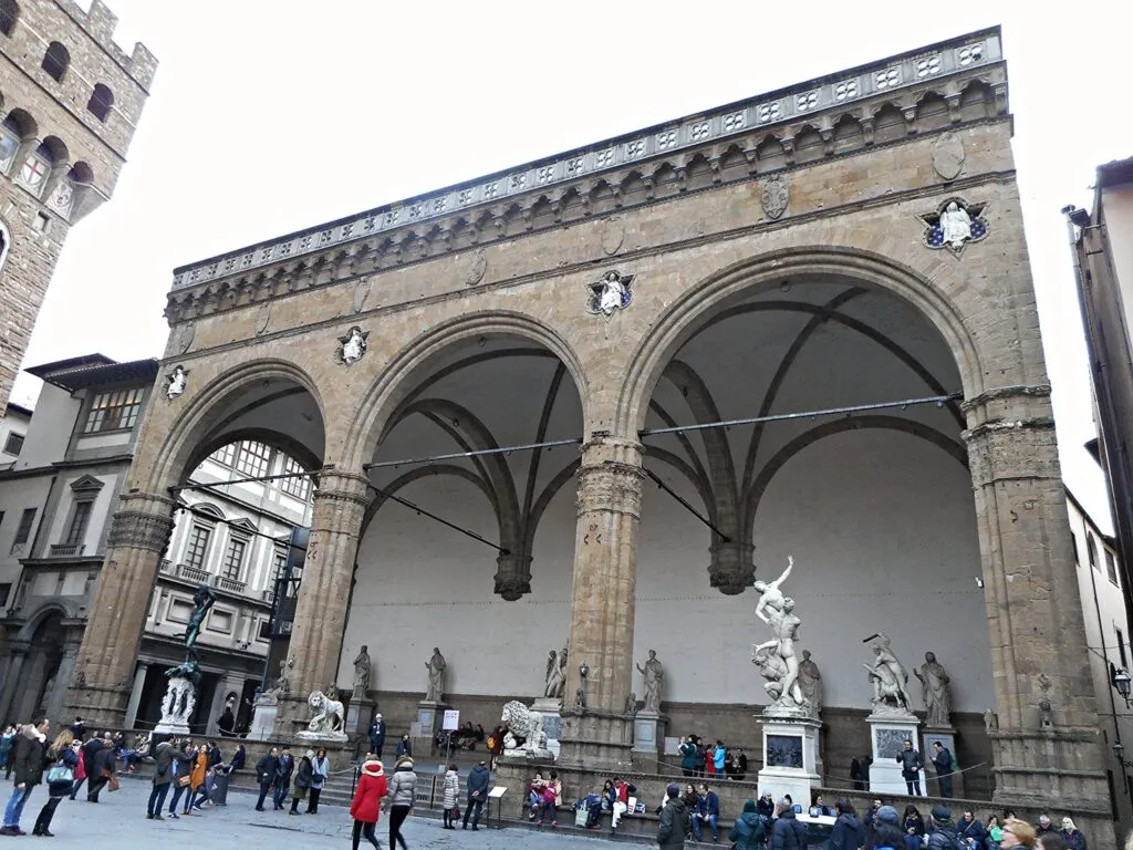 Floransa’daki Loggia della Signoria yapısı ve içerisinde sergilenen ünlü heykeller, Piazza della Signoria meydanı