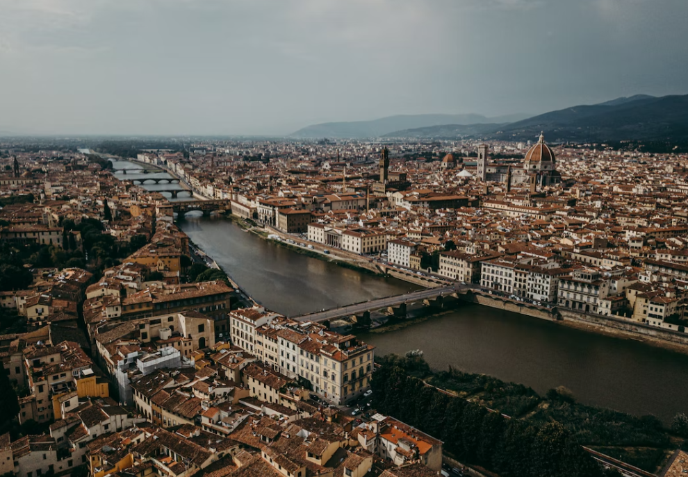 Floransa şehir manzarası: Arno Nehri, Ponte Vecchio köprüleri ve Duomo Katedrali’nin göründüğü panoramik görünüm