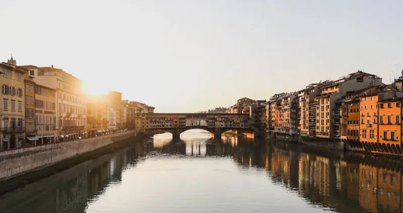 Floransa’da Arno Nehri üzerinde gün batımı manzarasıyla görülen ünlü Ponte Vecchio Köprüsü