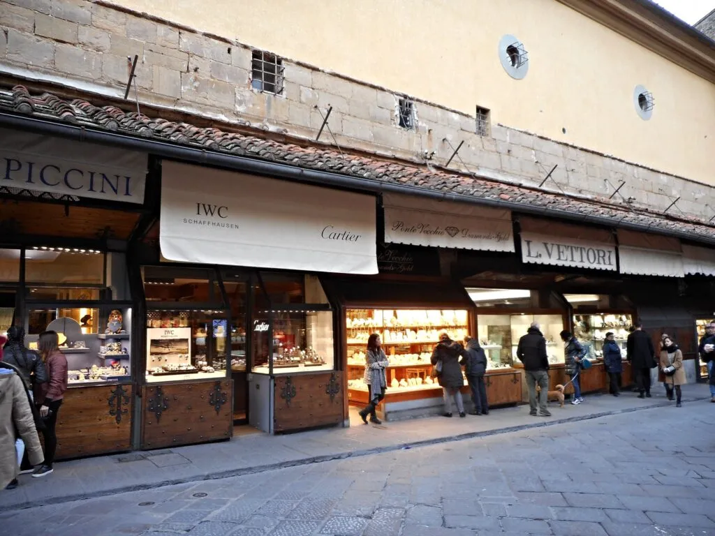 Floransa Ponte Vecchio üzerindeki kuyumcu dükkânları ve vitrinleri – şehrin ünlü altın ve mücevher alışveriş noktası