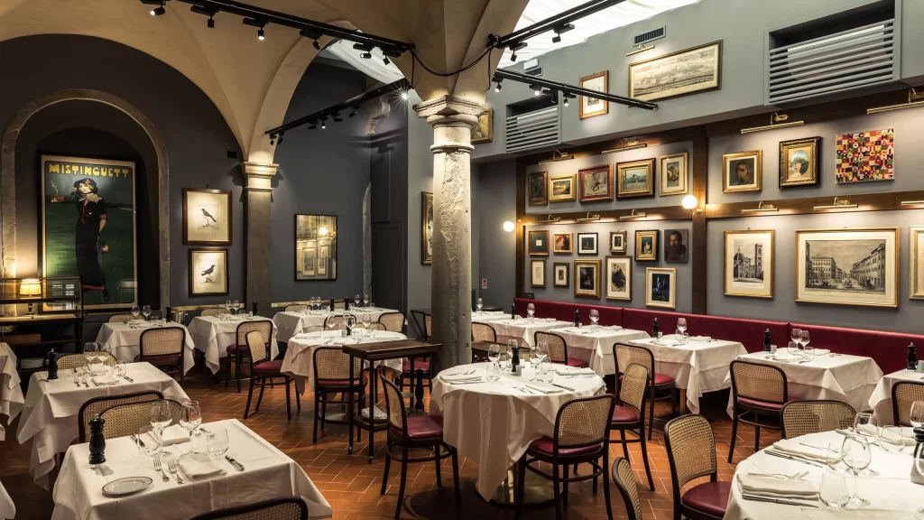 Floransa’daki ünlü Regina Bistecca restoranının sanat eserleriyle süslenmiş şık iç mekânı