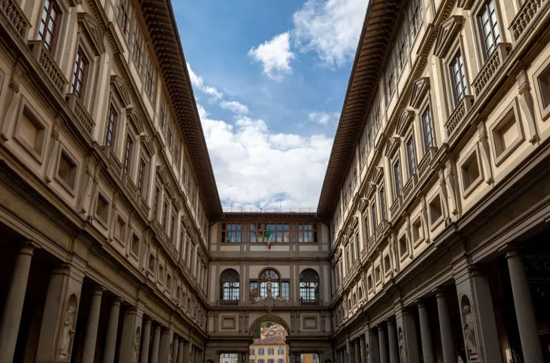 Floransa’daki Uffizi Galerisi’nin giriş kısmı ve tarihi mimari detayları