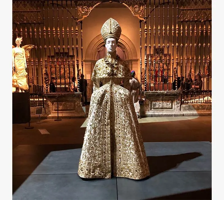Metropolitan Müzesi’nde Cennetsel Vücutlar: Moda ve Katolik Hayal Sergisi