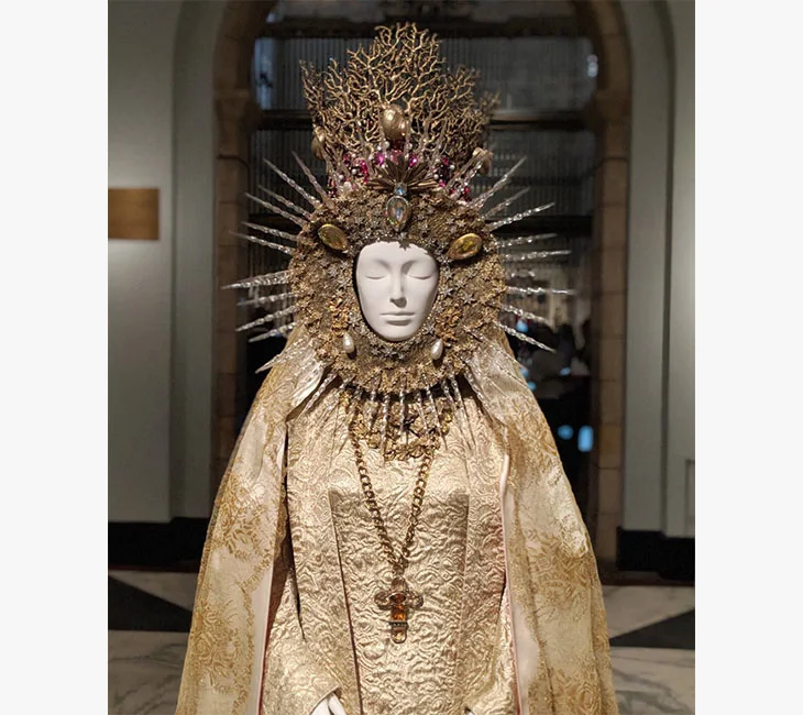 Metropolitan Müzesi’nde Cennetsel Vücutlar: Moda ve Katolik Hayal Sergisi