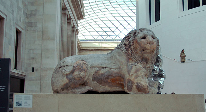 British Museum'da sergilenen, yıpranmış taştan yapılmış görkemli Knidos Aslanı heykeli, üstü cam kubbeli geniş bir salonun ortasında yer alıyor ve Türkiye’nin antik kentleri bölümünde öne çıkan eserlerden biri olarak dikkat çekiyor.
