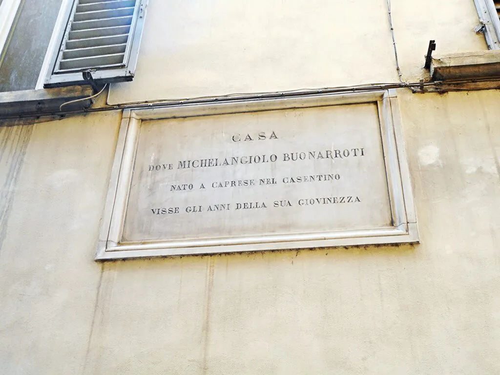 Floransa’daki Michelangelo’nun gençlik yıllarını geçirdiği evin üzerinde bulunan hatıra plaketi