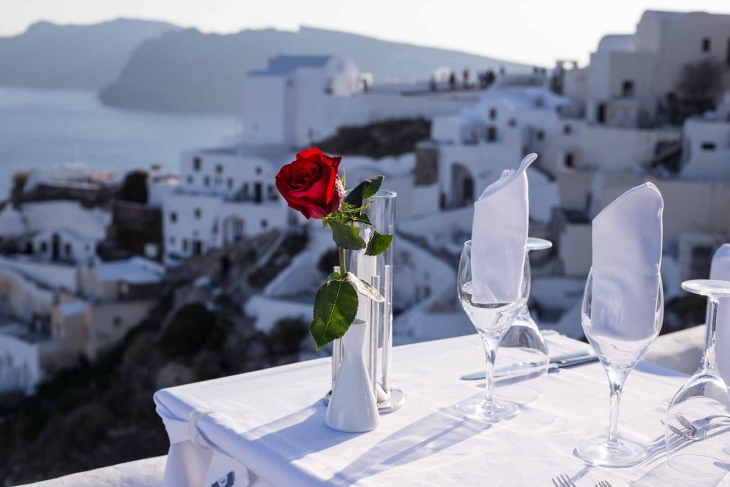 Santorini’nin kartpostalları andıran beyaz mimarisi ve Ege Denizi’ne doğru uzanan uçurumları arasında konumlanan Ambrosia Restaurant, adanın romantik ruhunu yansıtan adreslerden biri.