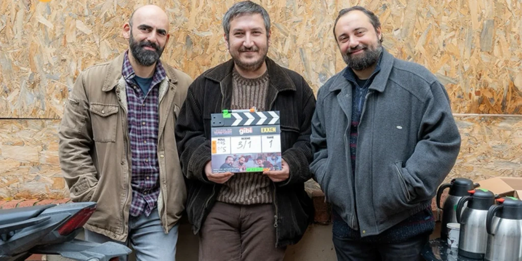 Gibi dizisinin kamera arkası; Feyyaz Yiğit ve ekip çekim arasında poz veriyor.