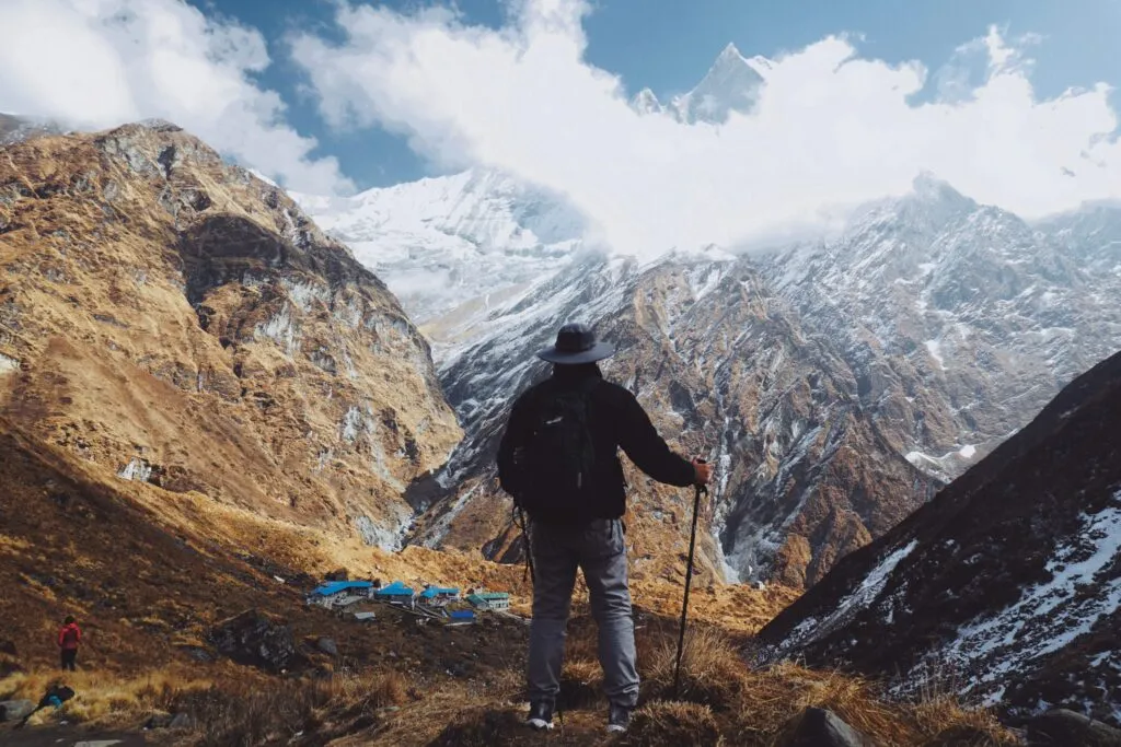 Nepal’de Annapurna dağlarında yürüyen bir doğa gezgini. Yüksek irtifa ve dramatik manzaralar eşliğinde zorlu bir trekking.