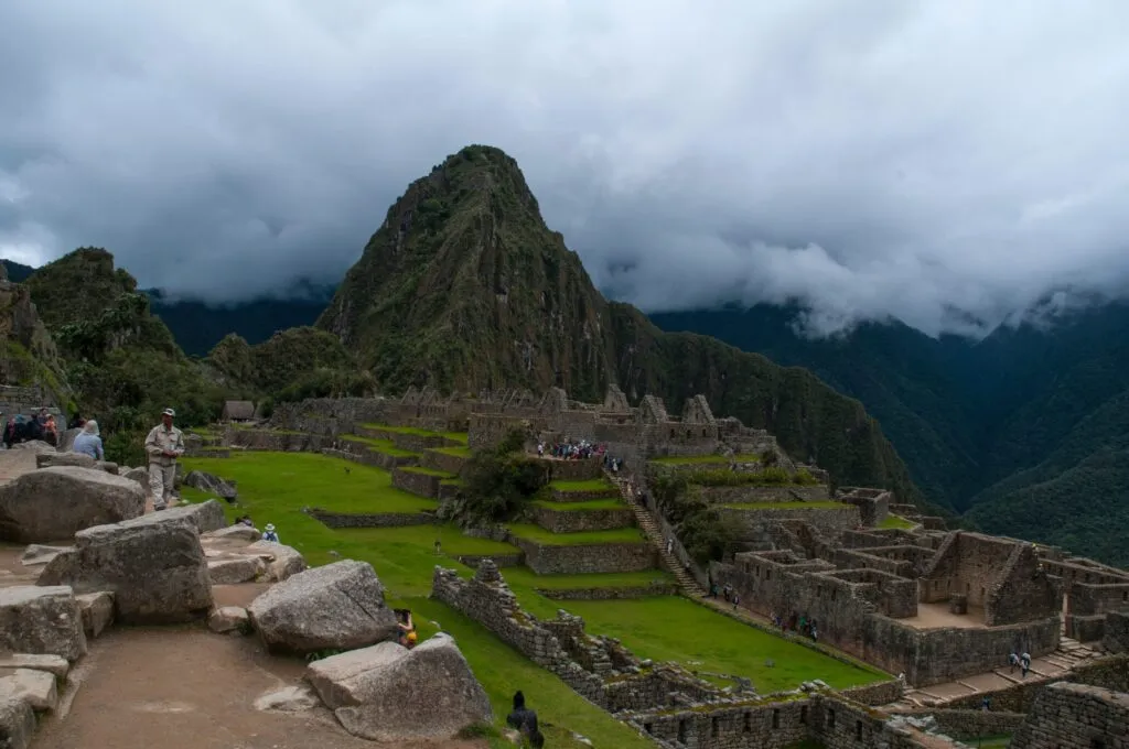 İnka Yolu’nda yüksek dağlar arasında yürüyen bir maceraperest. Arka planda Machu Picchu zirveleri.