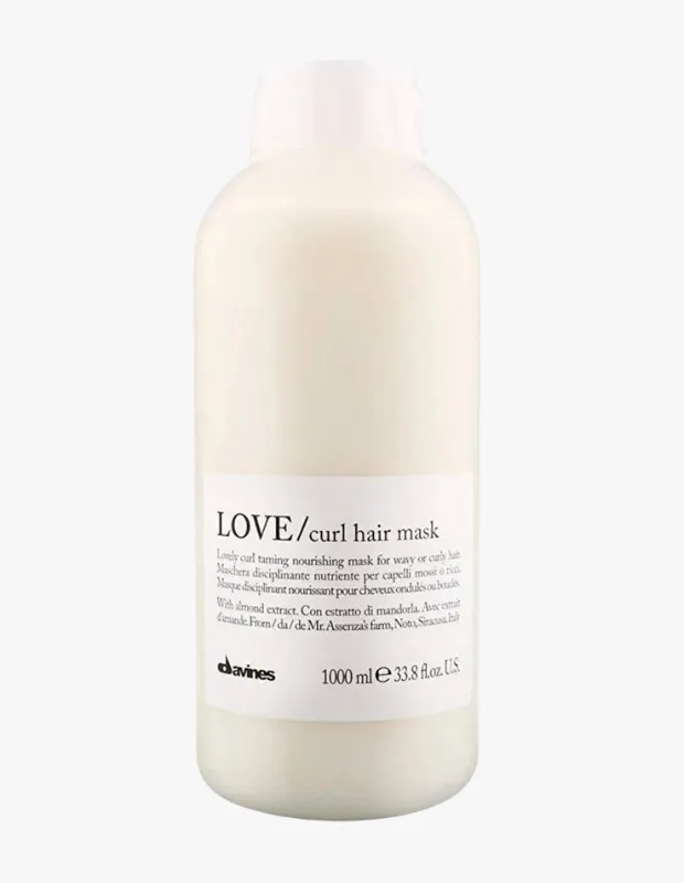 Marka Adı: Davines
Ürün Cinsiyeti: Belirtilmemiş
Ürün Tipi: Saç Maskesi
Ürün Sezonsallığı: Belirtilmemiş
Ürün Çeşidi: Bukleli ve dalgalı saçlar için besleyici maske
Ürün Özellikleri: Bu 1000 ml hacimli besleyici saç maskesi, dalgalı veya kıvırcık saçlar için özel olarak formüle edilmiştir. Saçın buklelerini belirginleştirmeye ve kontrol altına almaya yardımcı olurken derinlemesine beslenme sağlar. Ürünün içeriğinde, İtalya, Siracusa'daki Mr. Assenza'nın çiftliğinden elde edilen badem özü bulunmaktadır. Saçın elastikiyetini artırır ve banyo sonrası tarama işlemlerindeki kırılmaları azaltmaya destek olur.
Öne Çıkan Detaylar:
- Bukleli ve dalgalı saçlara özel besleyici formül
- Badem özü ile zenginleştirilmiş içeriği
- Büyük boy (1000 ml) ambalajı ile uzun süreli kullanım
Kimler Kullanıyor?: Doğal bukleli veya dalgalı saç yapısına sahip olup, saçlarının belirginliğini artırmak, nem dengesini korumak ve sağlıklı bir görünüm kazandırmak isteyenler bu ürünü tercih edebilir. Saç bakım rutinlerinde badem özü gibi besleyici içeriklere önem veren, buklelerini kontrol altına alırken aynı zamanda derinlemesine beslemek isteyen herkesin kullanımına uygundur.