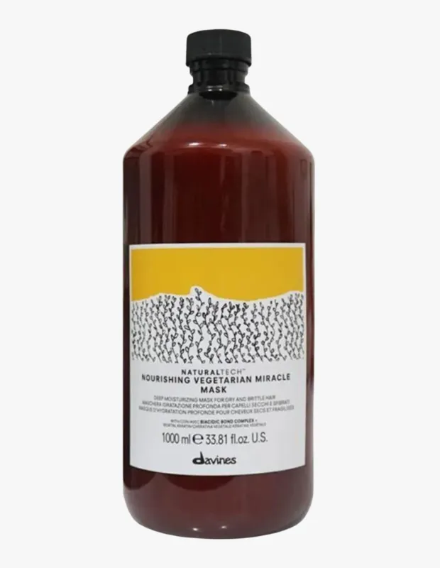 Marka Adı: Davines
Ürün Cinsiyeti: Belirtilmemiş
Ürün Tipi: Saç Maskesi
Ürün Sezonsallığı: Belirtilmemiş
Ürün Çeşidi: Kuru ve yıpranmış saçlar için derinlemesine nemlendirici ve besleyici maske
Ürün Özellikleri: Bu ürün, Davines markasının NATURALTECH serisinden Nourishing Vegetarian Miracle Mask adıyla sunulan, 1000 ml hacimli bir saç maskesidir. Koyu renkli şişesinde, siyah kapaklı ve sarı etiketlidir. Kuru ve kırılgan saçlar için derinlemesine nemlendirme sağlamak üzere formüle edilmiştir. İçeriğindeki Biacidic Bond Complex ve bitkisel proteinler sayesinde saç kütiküllerini onararak kırılmaları azaltmaya yardımcı olur.
Öne Çıkan Detaylar:
- Kuru ve kırılgan saçlar için derinlemesine nemlendirme sağlar.
- Biacidic Bond Complex teknolojisi ve bitkisel proteinlerle zenginleştirilmiş vejetaryen formüle sahiptir.
- Saç kütiküllerini onararak saçtaki kırılmaları azaltmaya yardımcı olur.
Kimler Kullanıyor?: Saçlarını derinlemesine nemlendirme ve besleme ihtiyacı duyan, özellikle kuru, yıpranmış veya kimyasal işlemler görmüş saçlara sahip kişiler için tasarlanmıştır. Saçının canlılığını, gücünü ve yumuşaklığını geri kazanmayı hedefleyen, bitkisel içeriklere ve ileri teknoloji formüllere değer veren herkesin banyo rutininde yer alabilir.