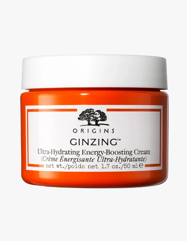 Ürün Cinsiyeti Unisex Ürün Tipi Yüz Nemlendirici Ürün Sezonsallığı Dört Mevsim Ürün Çeşidi Yoğun Nemlendirici Krem Ürün Özellikleri Origins Ginzing™ Ultra Hydrating Cream, cilde yoğun nem desteği sağlamak üzere formüle edilmiş yüz kremidir. Hafif ama zengin dokusuyla kuru ve nemini kaybetmiş ciltlerde kuruluğu hedef alır; cildi uzun süre nemli ve konforlu hissettirmeye yardımcı olur. Cilde enerji veren ferahlatıcı bir kullanım sunar, cilt yüzeyinde nem bariyerini güçlendirmeye katkı sağlar ve daha dolgun, canlı bir görünüm destekler. Günlük bakım rutininin nem adımında kolayca kullanılabilir; düzenli kullanımda cildin daha nemli, esnek ve dengeli görünmesine yardımcı olur. Öne Çıkan Detaylar • Cilde yoğun nem desteği sağlayan formül • Hafif ama etkili krem doku • Enerji veren ferahlatıcı bakım • Cilt yüzeyinde daha dolgun ve nemli görünüm • Günlük kullanım için uygun Kimler Kullanıyor? Nem kaybı yaşayan, kuru veya normal cilt tiplerinde cildini daha dolgun, canlı ve nemli tutmak isteyen herkes tarafından tercih edilir. Cilt bakım rutininde güçlü bir nemlendirici arayan ve ferah bir hisle günlük nem dengesini korumak isteyen kullanıcılar için uygundur. Cilde yoğun nem sağlayan bu nemlendirici krem, günlük bakımda uzun süreli konfor ve canlılık hissi sunar.