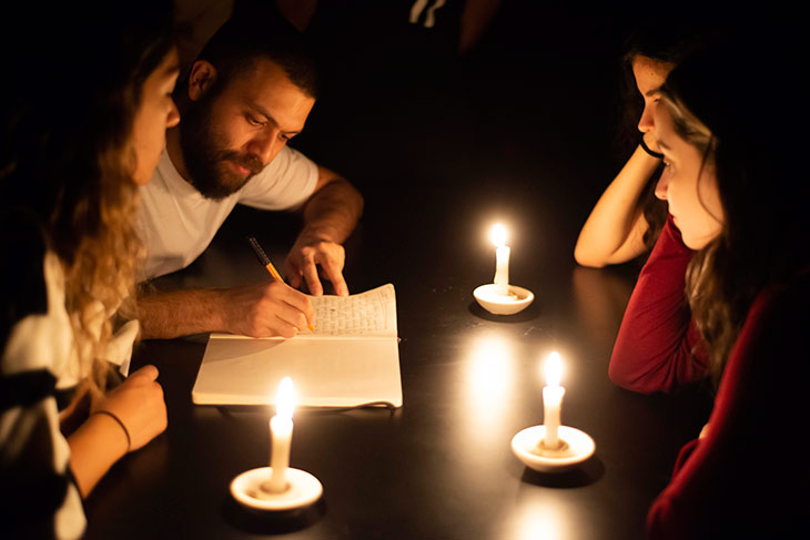 Radikal Deneyimlerin Işığında Performans Sanatı