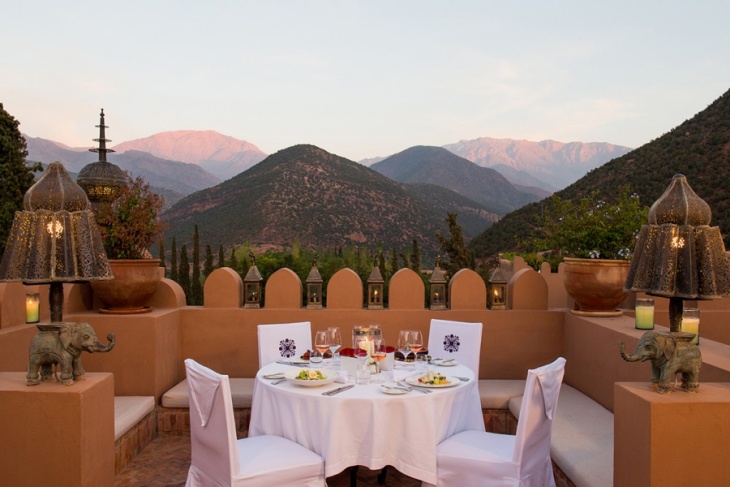 Atlas Dağları’nın eteklerinde, Kasbah Tamadot’un coğrafyasında konumlanan Kanoun Restaurant; Fas’ın romantizmini doğa, manzara ve sessizlikle bir araya getiren eşsiz bir adres.
