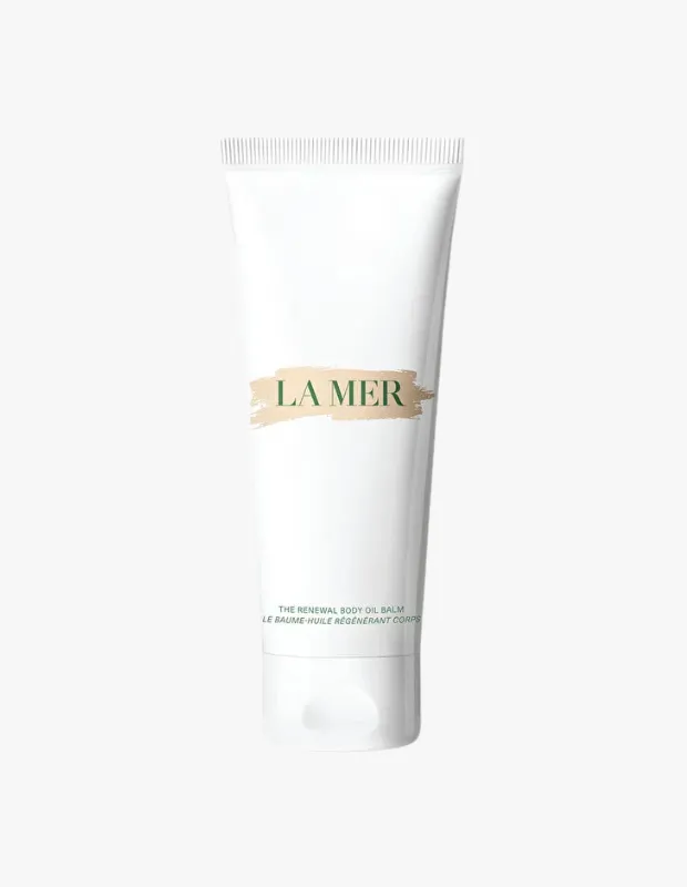 Marka Adı: La Mer
Ürün Cinsiyeti: Belirtilmemiş
Ürün Tipi: Vücut Yağı Balmı
Ürün Sezonsallığı: Belirtilmemiş
Ürün Çeşidi: Nemlendirici Vücut Bakım Ürünü
Ürün Özellikleri: Beyaz, sade ve zarif sıkılabilir bir tüp içerisinde sunulan bu vücut yağı balmı, The Renewal Body Oil Balm olarak adlandırılmaktadır. Katıdan yağa dönüşen yenilikçi formülü ile cilde derinlemesine nüfuz ederek nemi etkili bir şekilde hapseder. Kuru ve hassas ciltler için özel olarak formüle edilmiş olup, cildi besler ve yenilerken aynı zamanda pürüzsüz ve yumuşak bir his bırakır. Ürünün kapağı çevir-aç tipte, ambalajın üst kısmı ise dokulu bir yapıya sahiptir.
Öne Çıkan Detaylar:
- Katıdan yağa dönüşen yenilikçi dokusuyla yoğun nemlendirme sağlar.
- Cilt nemini %40 daha fazla hapsetme özelliği sunar.
- Kuru ve hassas ciltler için özel olarak geliştirilmiş formül.
Kimler Kullanıyor?: Banyo sonrası cilt bakım rutinini bir lüks ritüeline dönüştürmek isteyen, yoğun ve kalıcı nemlendirmeye öncelik veren kişiler bu ürünü tercih edebilir. Özellikle cildinin ekstra kuruluk ve hassasiyet yaşadığını düşünen, cildine benzersiz doku deneyimleri sunan ürünlerle özen göstermeyi seven, zarif ve etkili formülleri arayan herkes için idealdir. Minimalist ve sofistike ürün tasarımlarını takdir eden, cildine Miracle Broth™ gibi bilinen bileşenlerle bakım yapmayı seven bilinçli tüketiciler bu üründen memnun kalacaktır.