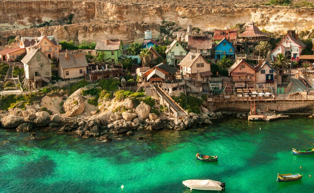 Akdeniz'in güzellikleriyle öne çıkan ve post içeriğinde de bahsedilen Malta'nın kayalık yamacına oyulmuş, berrak turkuaz sularla çevrili, rengarenk ahşap evlerin ve iskelelerin oluşturduğu bu canlı kıyı yerleşimi, bölgenin eşsiz atmosferini ve mimarisini gözler önüne seriyor.