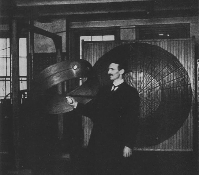 Nikola Tesla’nın laboratuvarında yaptığı deneylerden bir kare; elektrik ve manyetizma üzerine çalışırken Tesla’nın cihazlarla birlikte görüntüsü