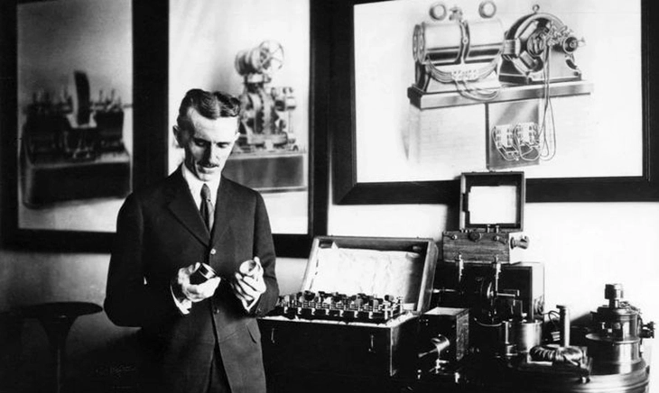 Nikola Tesla laboratuvarında geliştirdiği elektrikli cihazlar üzerinde çalışırken; icatları ve deney düzenekleriyle çevrili ikonik bir portre