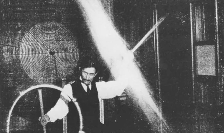 Nikola Tesla’nın laboratuvarında elektrik akımıyla yaptığı deneylerden bir kare; yüksek voltajlı elektrik ışınlarını yönlendirirken çekilmiş ikonik fotoğraf