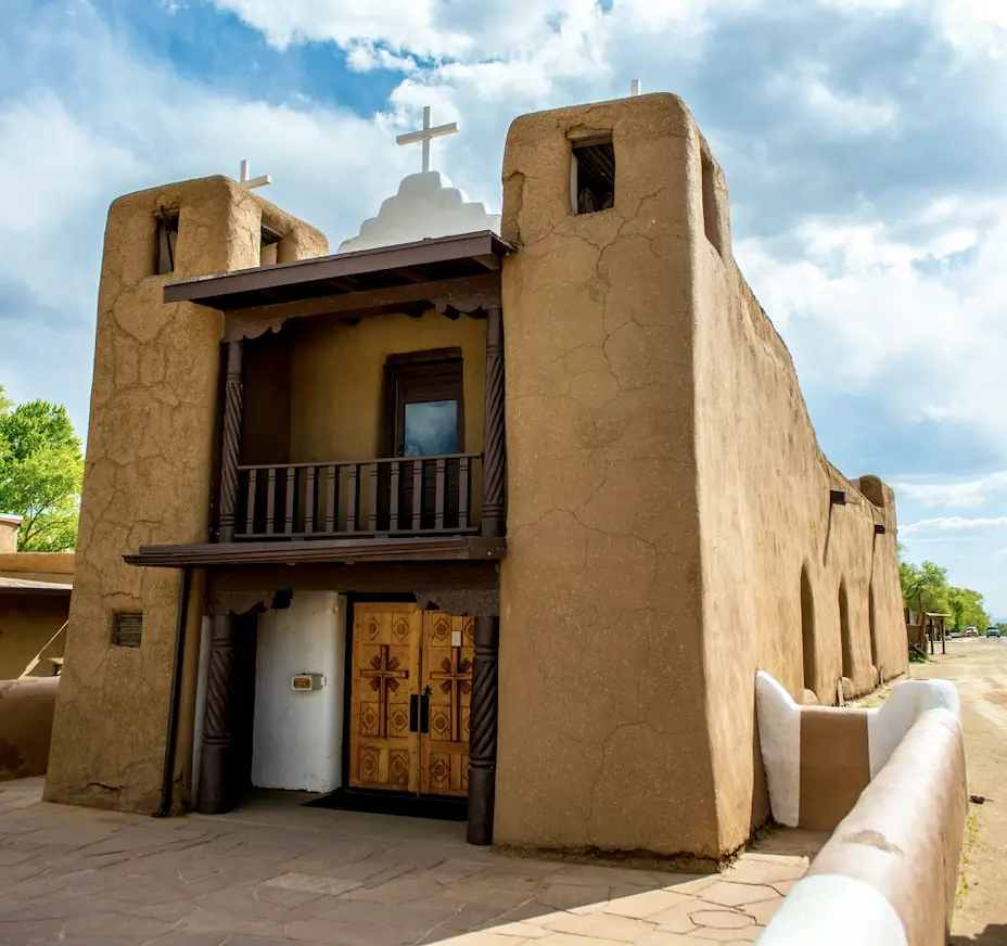 Meksika, Taos Pueblo; Tamamı kerpiçten inşa edilmiş, çok katlı iki anıtsal bina çevresinde kurulan yerleşim; dini törenler için kullanılan kivalar, eski yapı kalıntıları ve İspanyol sömürge döneminden kalma bir Katolik kilisesiyle birlikte, Kolomb öncesi geleneklerini bugüne taşıyan özgün bir kültürün izlerini koruyor.